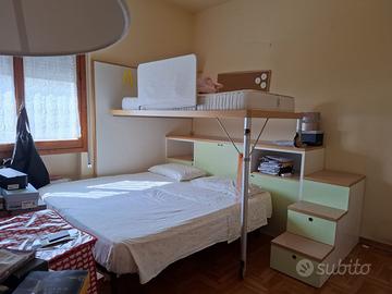 Letto a castello e libreria in legno