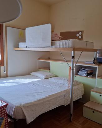 Letto a castello e libreria in legno