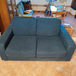 divano biposto in Alcantara di colore blu scuro