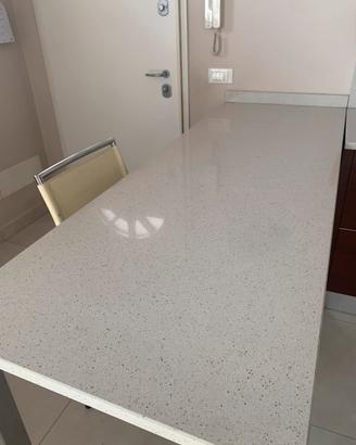 Penisola cucina con cassettiera e sedie