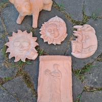 Set di oggetti in terracotta