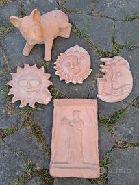 Set di oggetti in terracotta