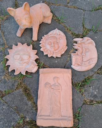 Set di oggetti in terracotta