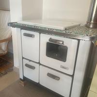 Stufa a legna con cucina e forno