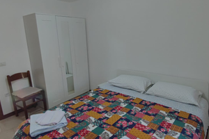 Stanza ammobiliata in casa condivisa