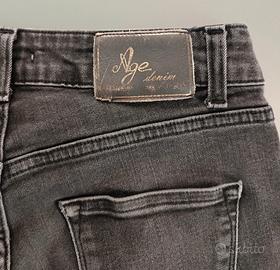 Jeans attillati elasticizzati neri