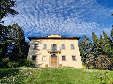 Rustico / Casale di 460 m² con più di 5 locali e b