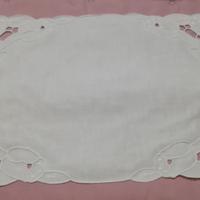 Centro ricamato a mano cm 25 x 35