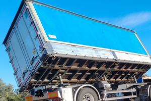 Rimorchio centinato ribaltabile bilaterale