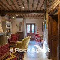 COMPLETAMENTE E LUSSUOSAMENTE ARREDATO