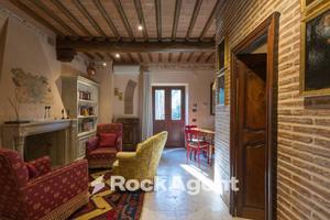 COMPLETAMENTE E LUSSUOSAMENTE ARREDATO