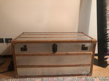 Baule vintage in metallo, legno e pelle