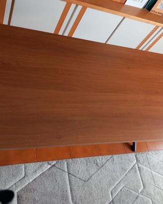 Tavolo in legno con gambe chiudibili