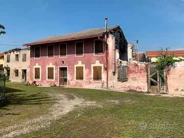 Terreno edificabile con tre rustici Borgo Meduna