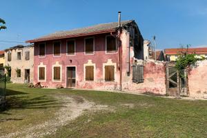 Terreno edificabile con tre rustici Borgo Meduna