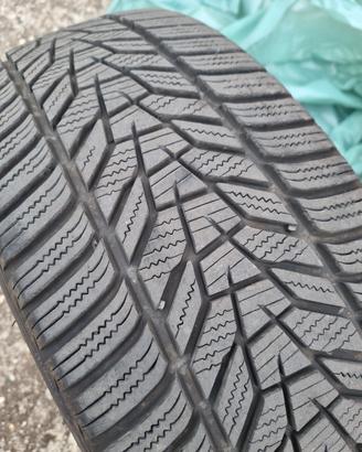 Pneumatici invernali Hankook 215/45 R18 93V 7 mm