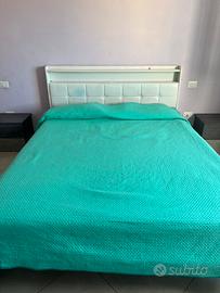 Letto matrimoniale moderno con luci e prese USB