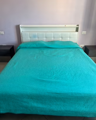 Letto matrimoniale moderno con luci e prese USB