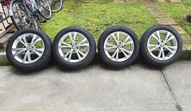 cerchi in lega Alfa Romeo più pneumatici