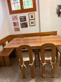 Panca con 3 sedie e il tavolo
