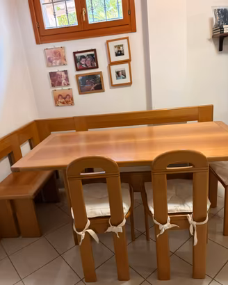 Panca con 3 sedie e il tavolo