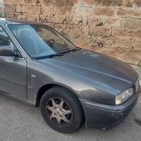 Auto d'epoca in discrete condizioni