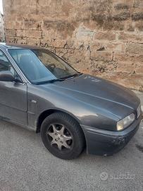 Auto d'epoca in discrete condizioni