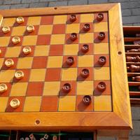 tavolo da gioco...scacchi, dama, dadi e carte