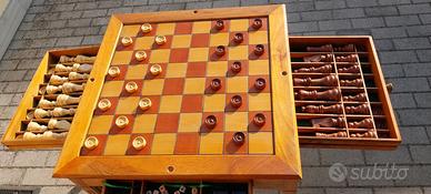 tavolo da gioco...scacchi, dama, dadi e carte