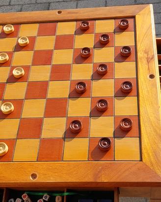 tavolo da gioco...scacchi, dama, dadi e carte