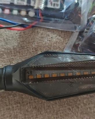 2 coppie di frecce a led