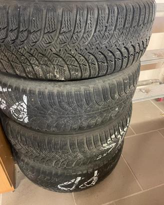 Pneumatici invernali abbinati a cerchi in lega