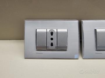 Supporti interruttori e placche 