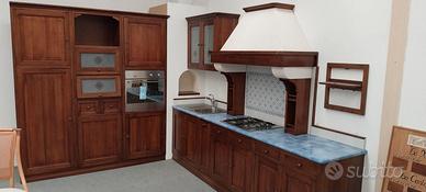 Cucina MARTINI in noce, nuova e completa.