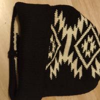 berretto nero con fantasia bianca