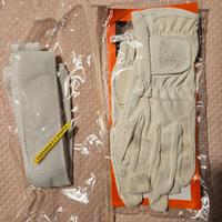 cravatta e guanti da equitazione 