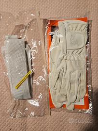 cravatta e guanti da equitazione 