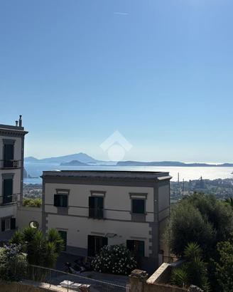 4 LOCALI A NAPOLI