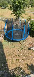 Trampolino con rete di sicurezza