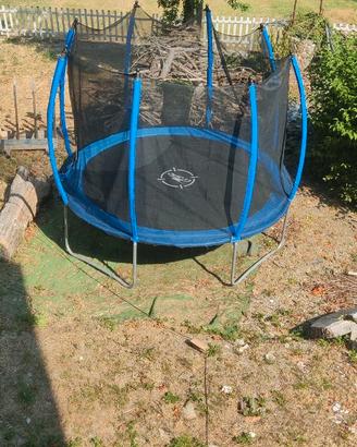 Trampolino con rete di sicurezza