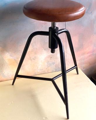 Raro sgabello tripode con gambe rastremate