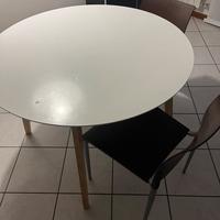 Tavolo rotondo sala con sedie