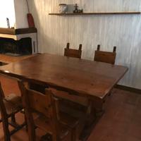 Tavolo con 6 sedie in legno massiccio