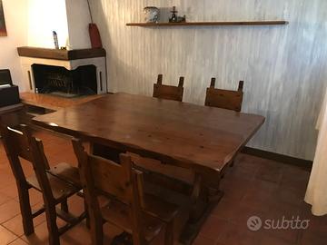 Tavolo con 6 sedie in legno massiccio