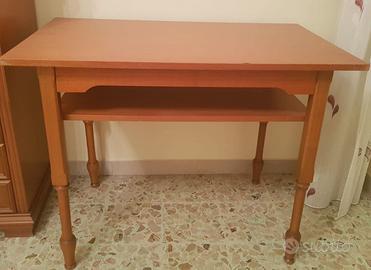 Tavolo da soggiorno o scrivania