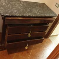 Cassettiera antica con ripoano in marmo