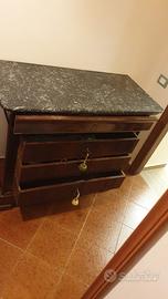 Cassettiera antica con ripoano in marmo