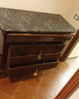 Cassettiera antica con ripoano in marmo