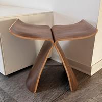 Sgabello butterfly in legno scuro