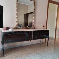 Comò con 4 cassetti e piano in marmo.